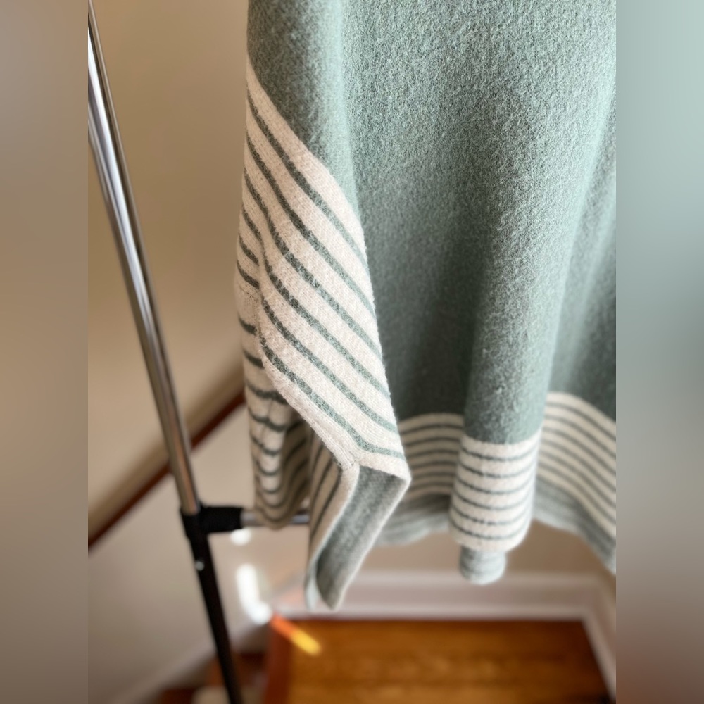 Sweater - Picture 4 of 4